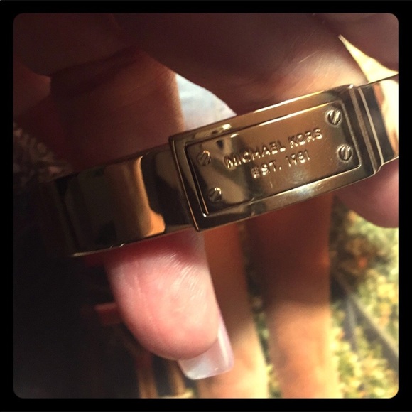 Michael Kors Jewelry - OH SO CHIC MICHAEL KORS ROSE GOLD BRACELET
